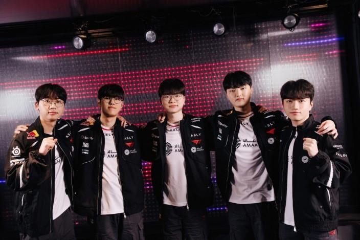 T1 hạ gục KT Rolster 2-0 theo phong cách “rạp xiếc”, T1 áp sát top 1
